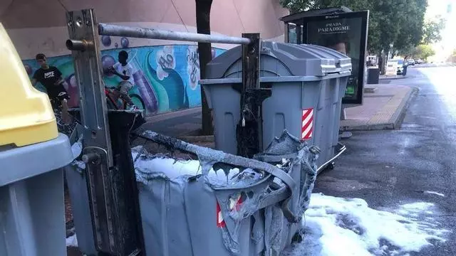 Vídeo | Un contenedor sale ardiendo en Antonio Hurtado, junto al Sagrado Corazón, y moviliza a los bomberos de Cáceres