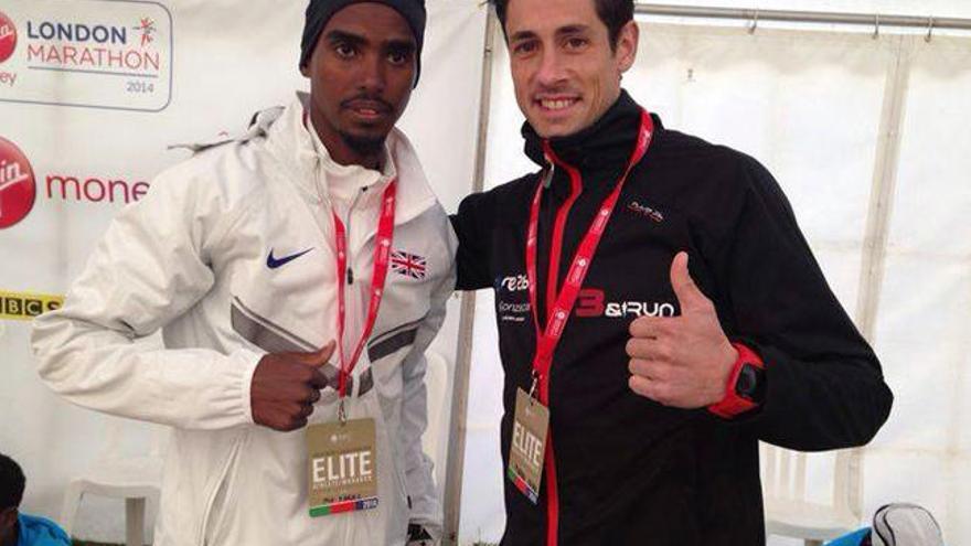 Pedro Nimo posa con Mo Farah antes de tomar la salida