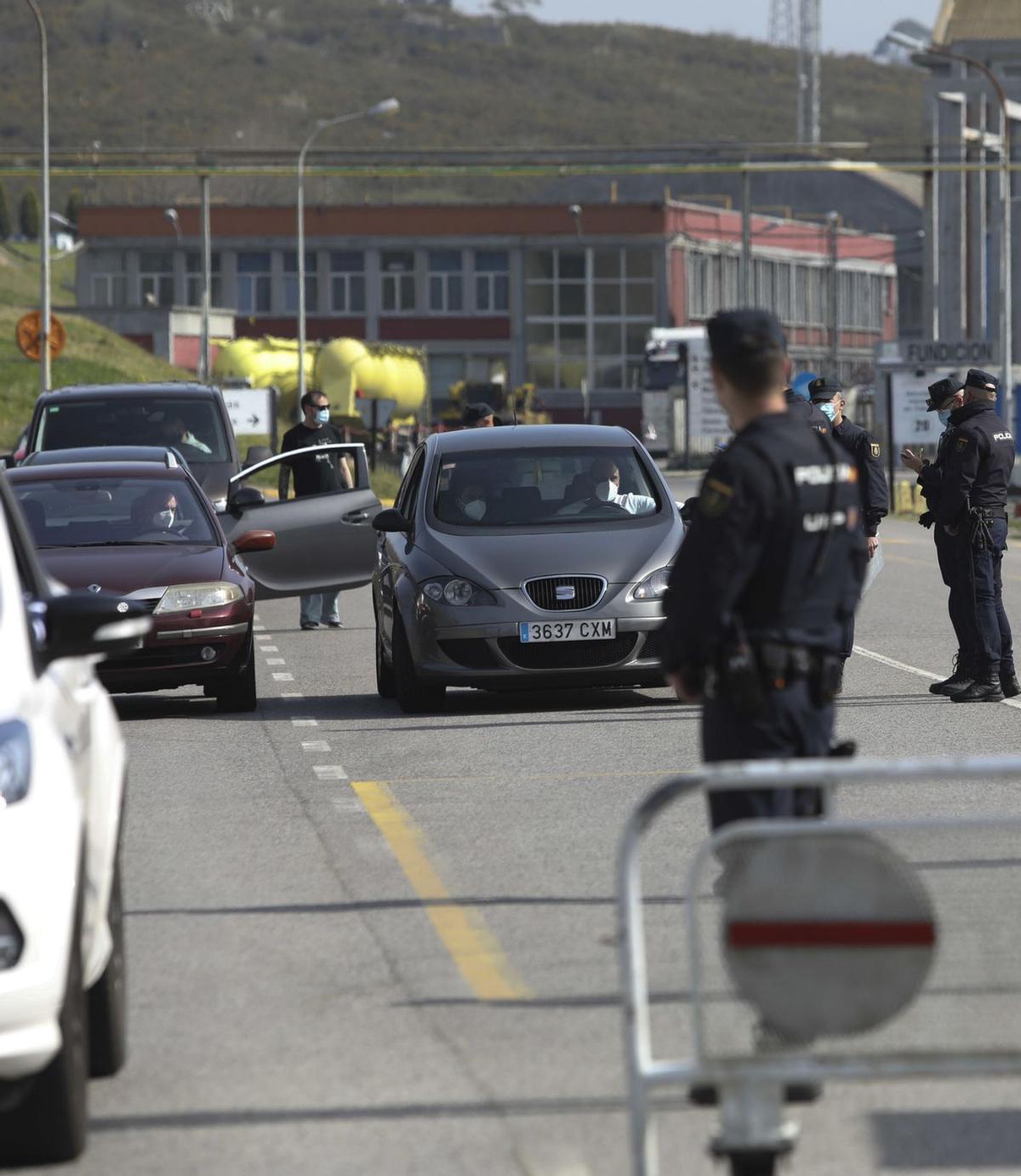 Control de la Policía Nacional a la salida de Alu Ibérica, en marzo de 2021. | Ricardo Solís