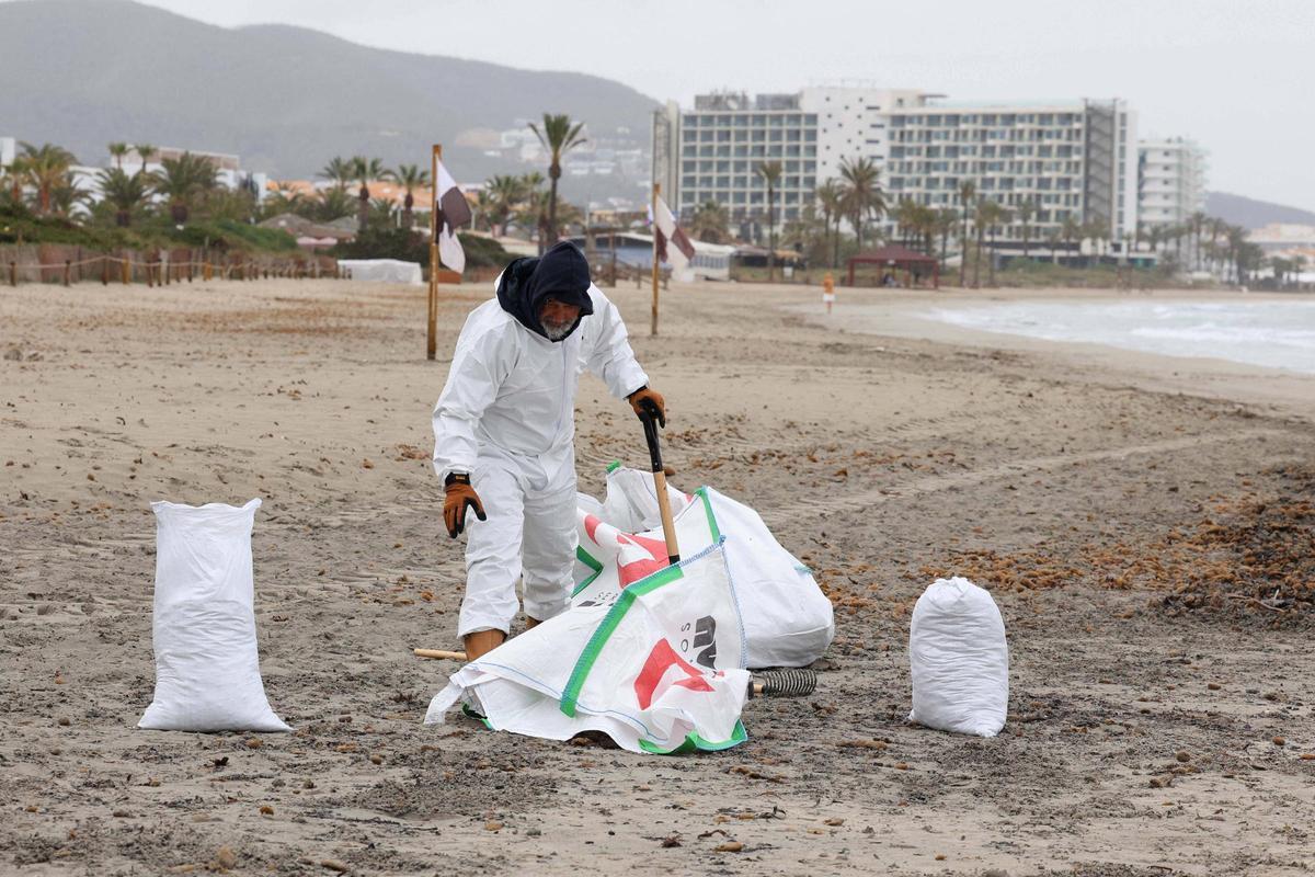 Trabajos de limpieza en la Xanga y Platja d’en Bossa de los restos del yate incendiado en Ibiza
