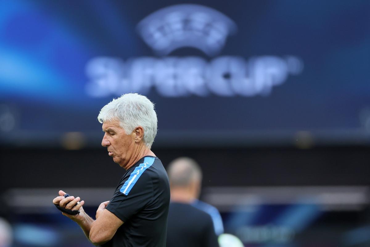  Gian Piero Gasperini, entrenador del Atalanta, durante el último entrenamiento previo a la final de la Supercopa entre el Real Madrid y el Atalanta.