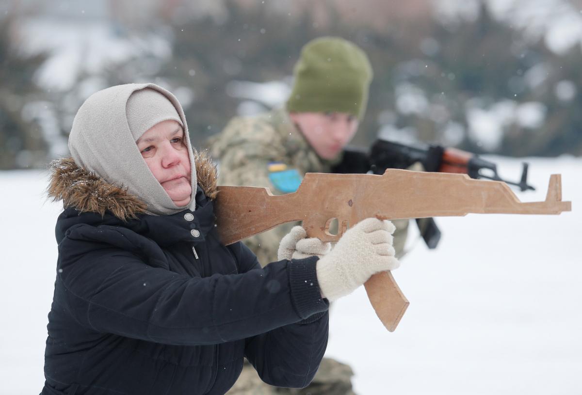 Reservistas ucranianos participan en un ejercicio militar cerca de Kiev.