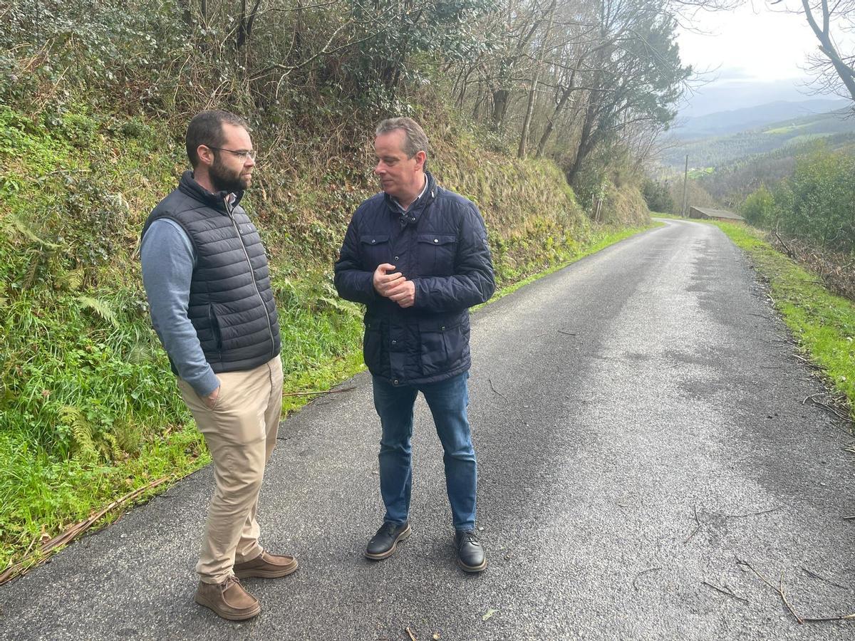 El alcalde de Tapia, Pedro Fernández, y Marcelino Marcos en el acceso arreglado en el concejo tapiego.
