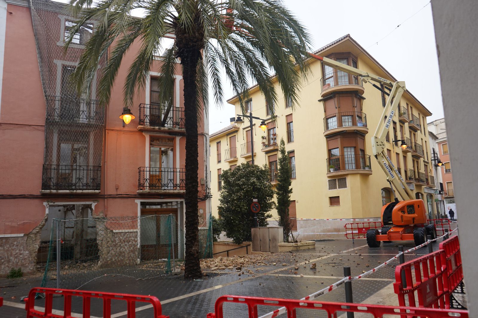 Se desploma parte de una cornisa de una vivienda en el casco histórico de Ontinyent