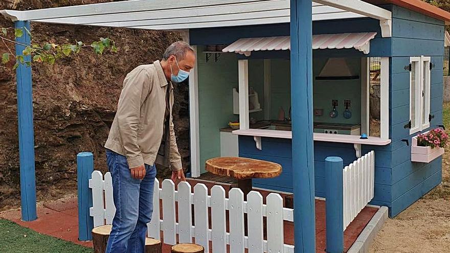 Caseta de xogos infantís instalada no CEIP Padín Truiteiro.   | // D. P.