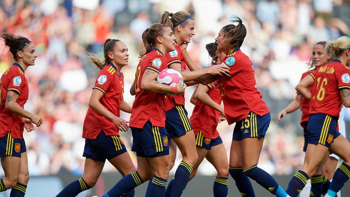 España celebrando uno de los goles en el debut ante Finlandia