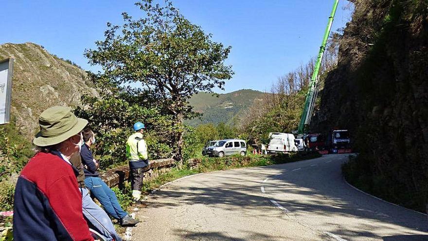 Retiran una roca del talud de la carretera a Degaña