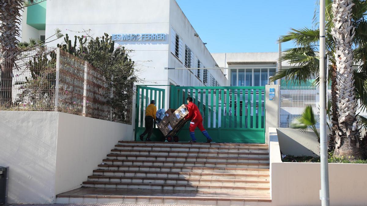 Detalle de la entrada del IES Marc Ferrer de Formentera.