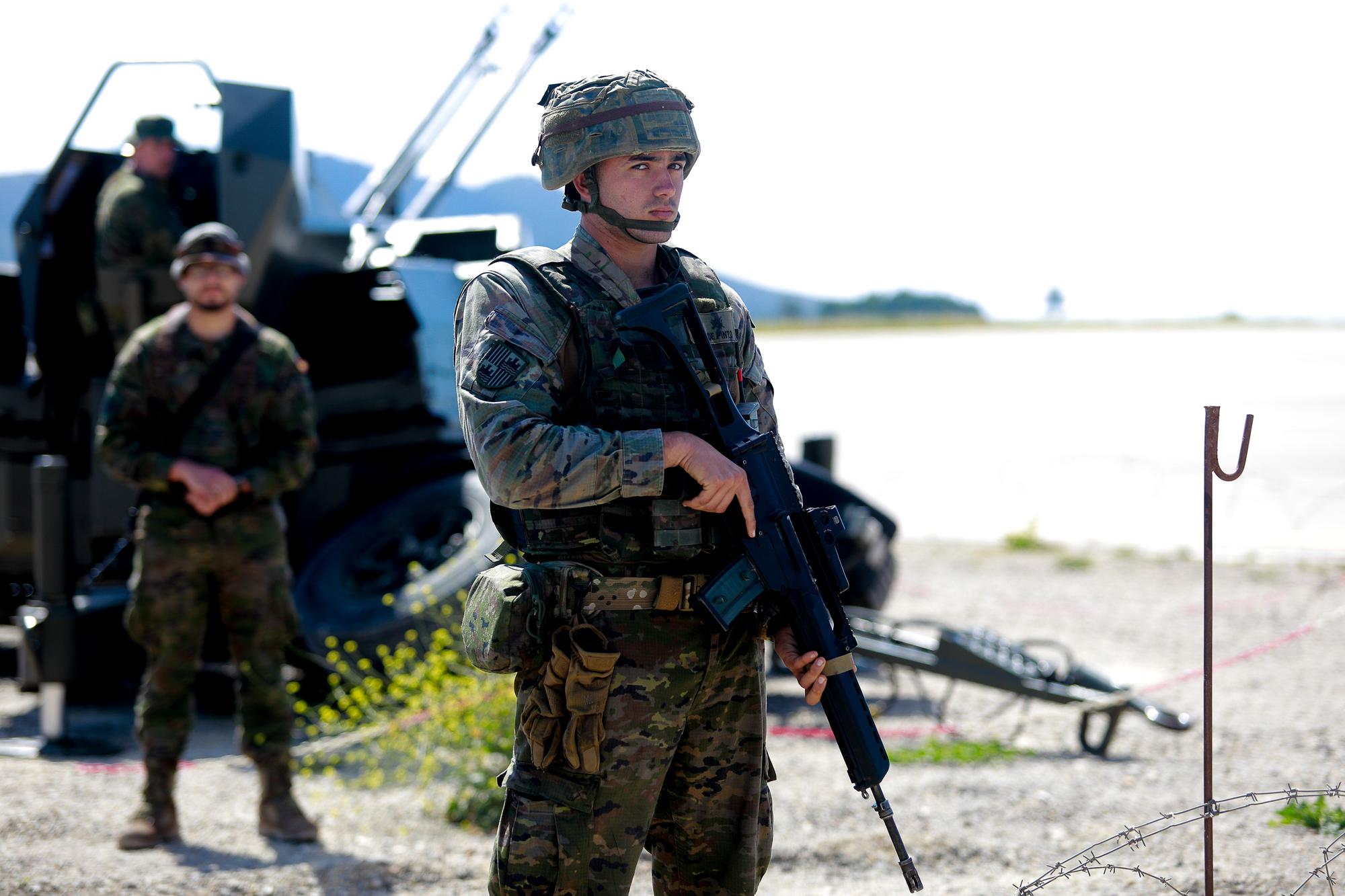 Mira aquí todas las fotos de la visita del Rey Felipe VI a las maniobras militares de Ibiza