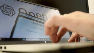 Una joven utiliza ChatGPT para realizar un trabajo