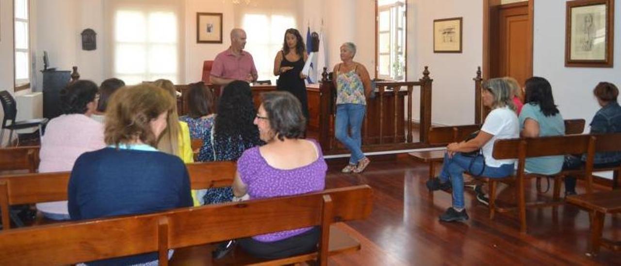 La reunión de ayer entre el gobierno municipal y la nuevas trabajadoras del servicio de limpieza. | // FDV