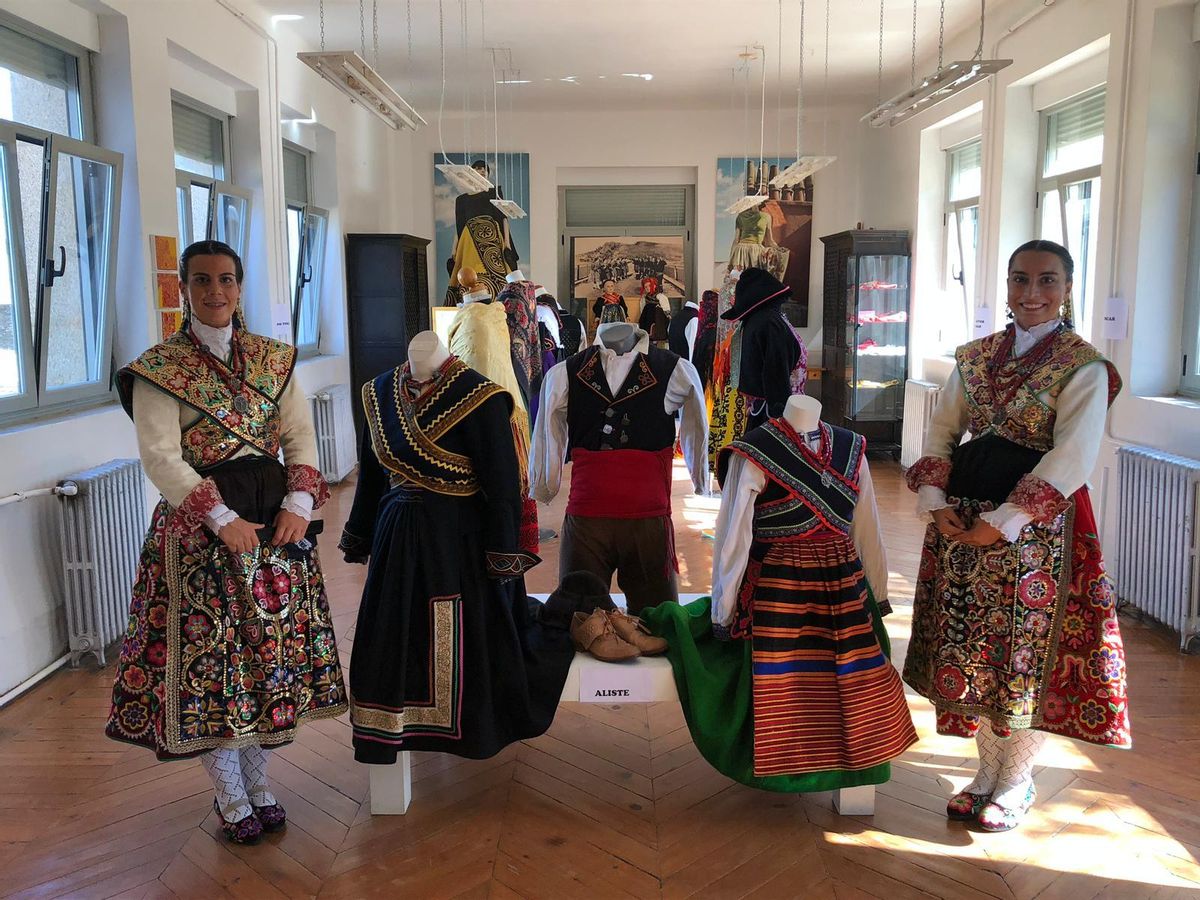 Dos mujeres con el traje típico carbajalino en el museo habilitado en el Taller de Bordados.