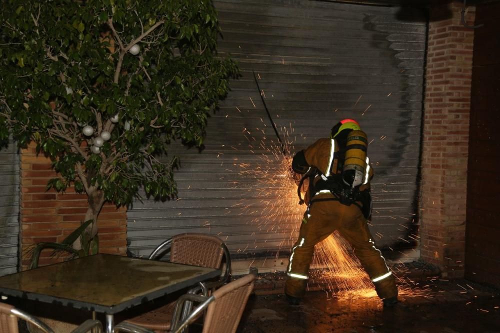 Los bomberos de Torrevieja y Almoradí han podido sofocar las llamas en el incendio de una pizzería en Torrevieja