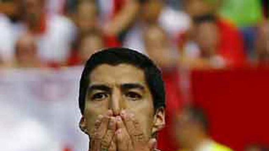 Luis Suárez lamenta una oportunidad perdida.