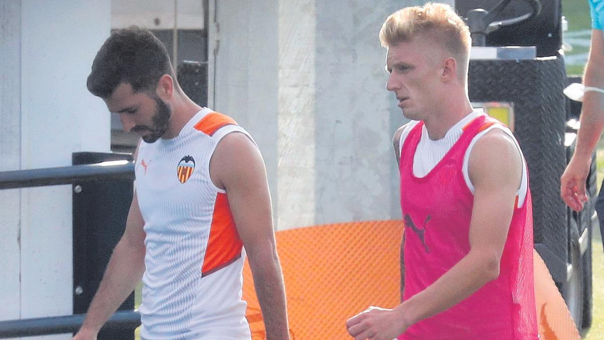 Gayà y Wass, tras un entrenamiento