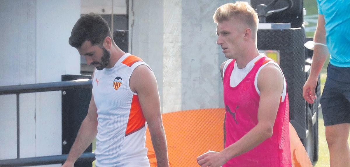 Gayà y Wass, tras un entrenamiento