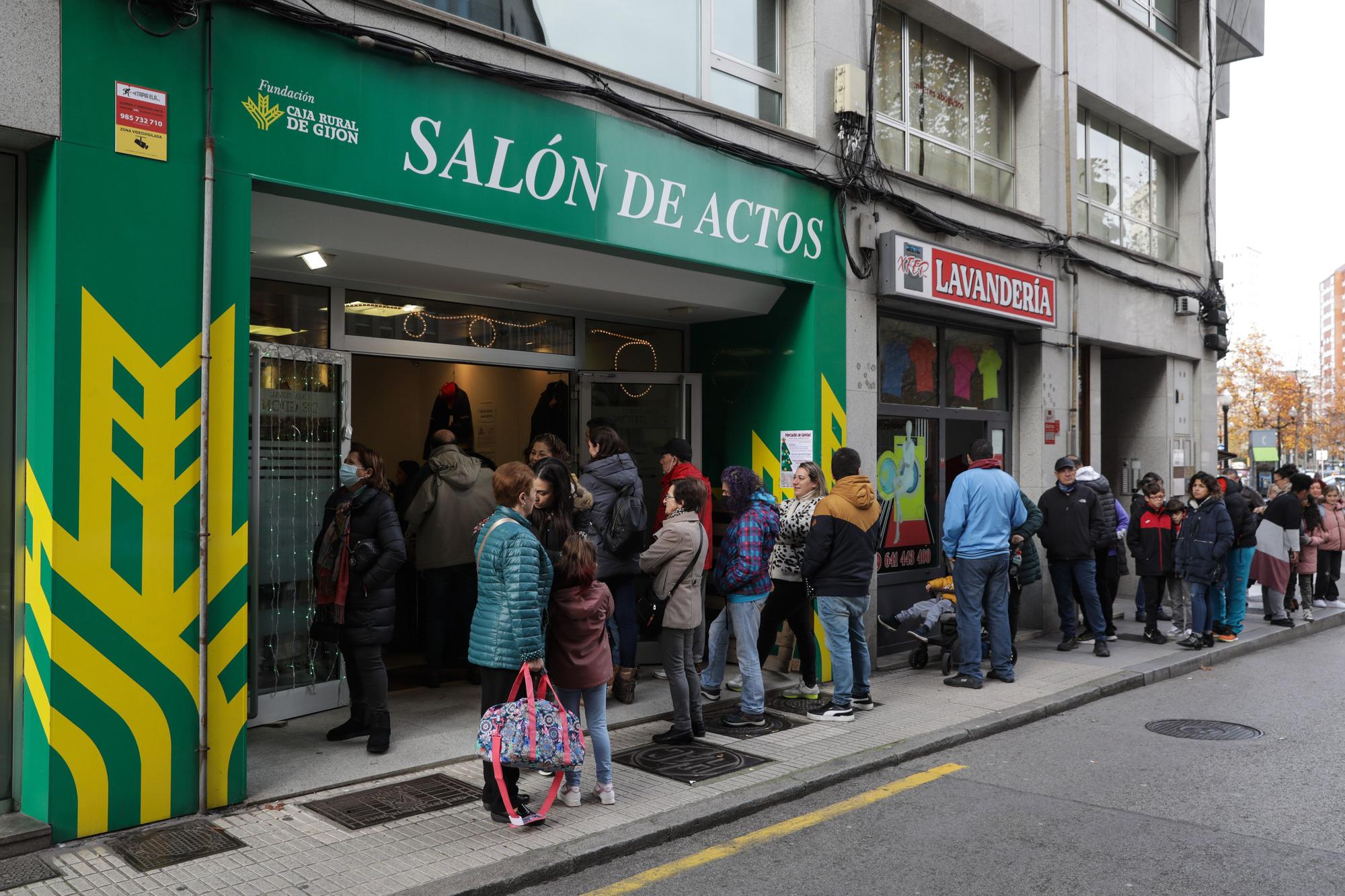 En imágenes: El Mercadillo navideño a favor de la asociación ELA Principado empieza con largas colas