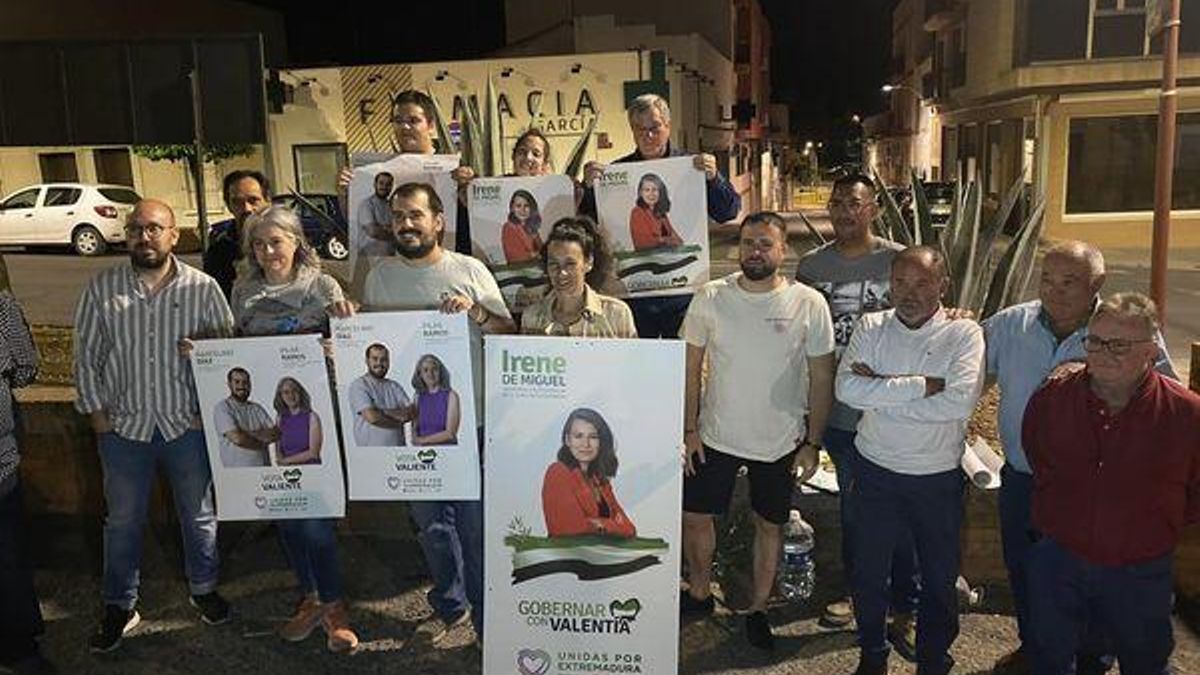 Pegada de carteles de Unidas por Almendralejo