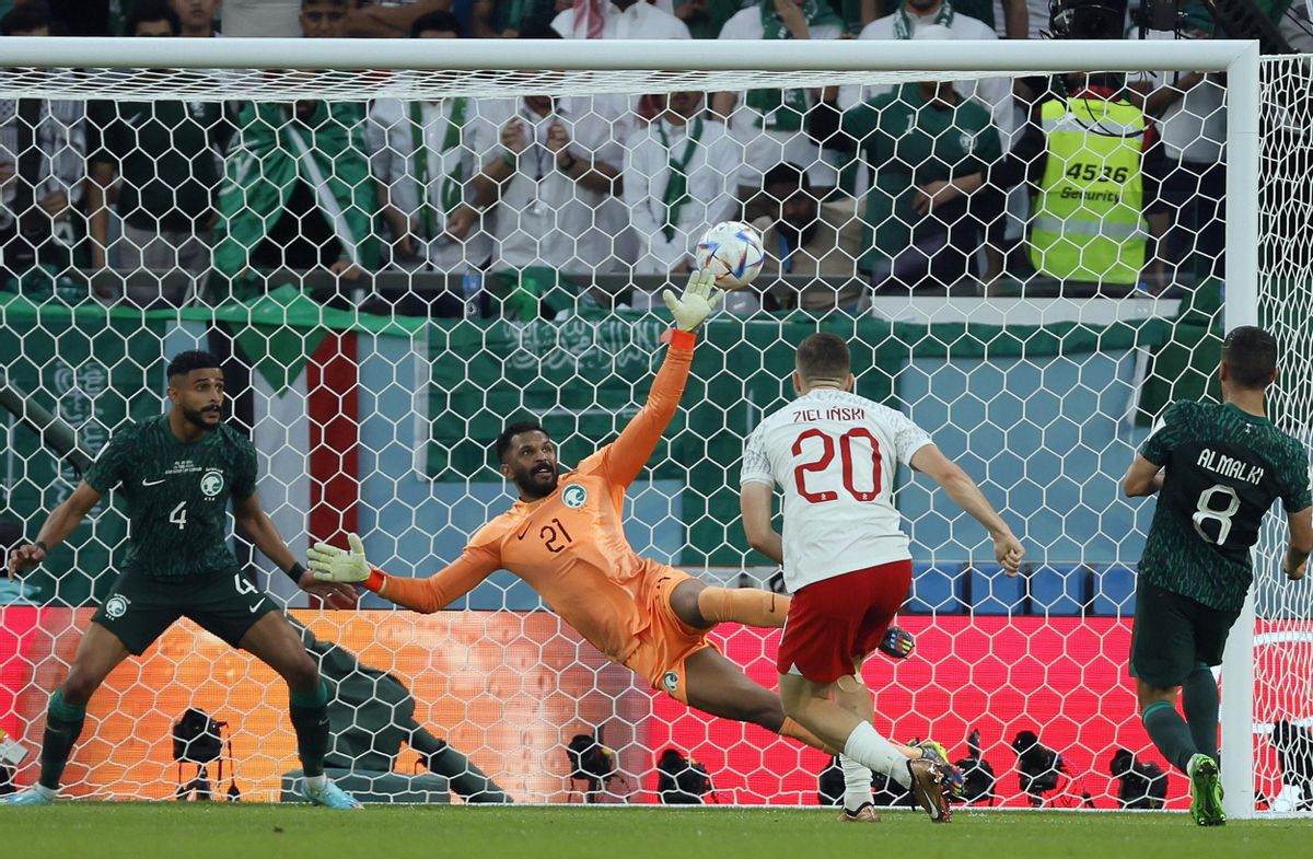 Doha (Qatar), 26/11/2022.- Piotr Zielinski (C) of Poland scores the 1-0 during the FIFA World Cup 2022 group C soccer match between Poland and Saudi Arabia at Education City Stadium in Doha, Qatar, 26 November 2022. (Mundial de Fútbol, Polonia, Arabia Saudita, Catar) EFE/EPA/Ronald Wittek