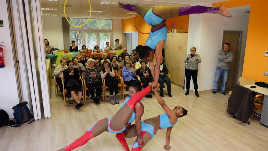 La visita dels artistes a l&#039;associació de malalts d&#039;alzheimer