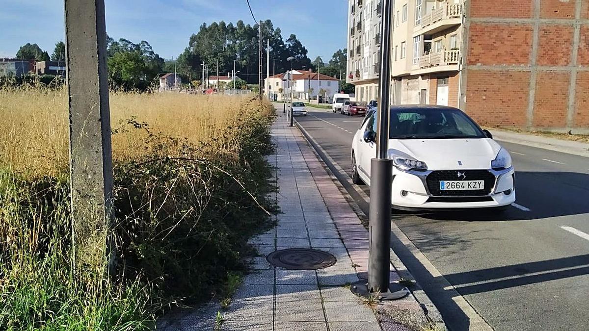 Un solar próximo al ambulatorio, sin limpiar pese a estar en el casco