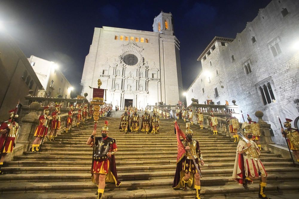 Girona viu el Divendres Sant amb l'acte de la Veneració de la Creu