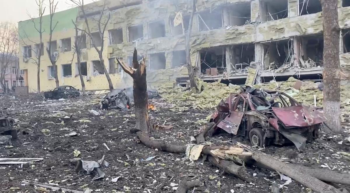 Tropes russes bombardegen l'hospital infantil de Mariúpol