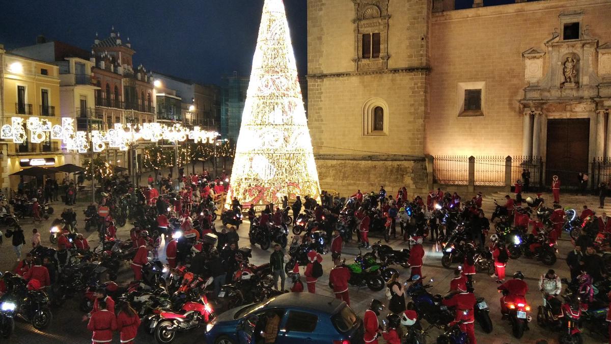 Los participantes en la ruta motera, en la plaza de España de Badajoz.