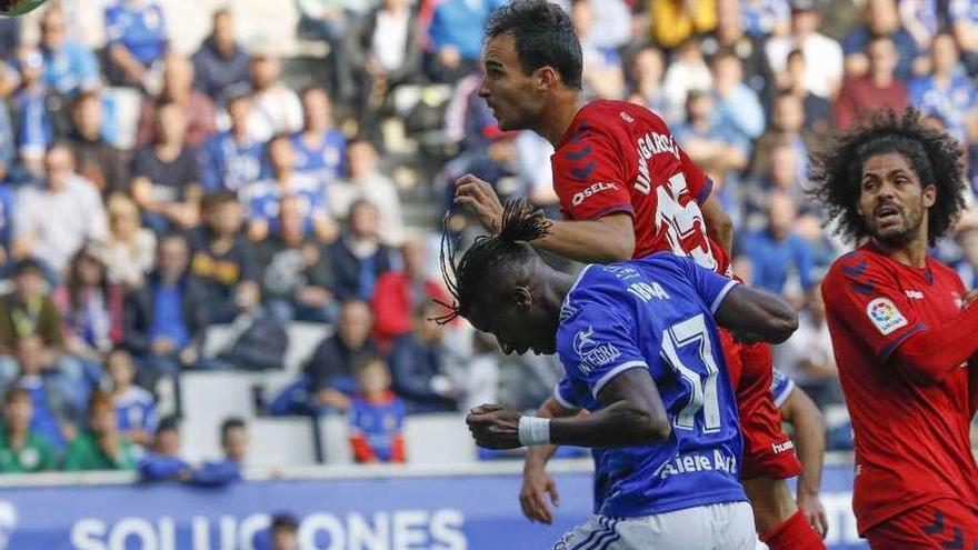 Unai García remata sobre su portería en el gol del empate azul.