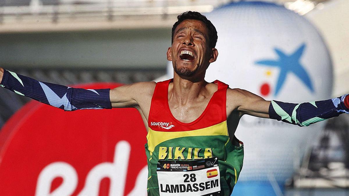 Landassem, en su entrada en la meta del Maratón de València. | F.CALABUIG