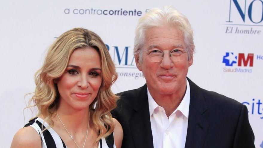 Richard Gere y Alejandra Silva serán padres y lo anuncian ante el Dalai Lama