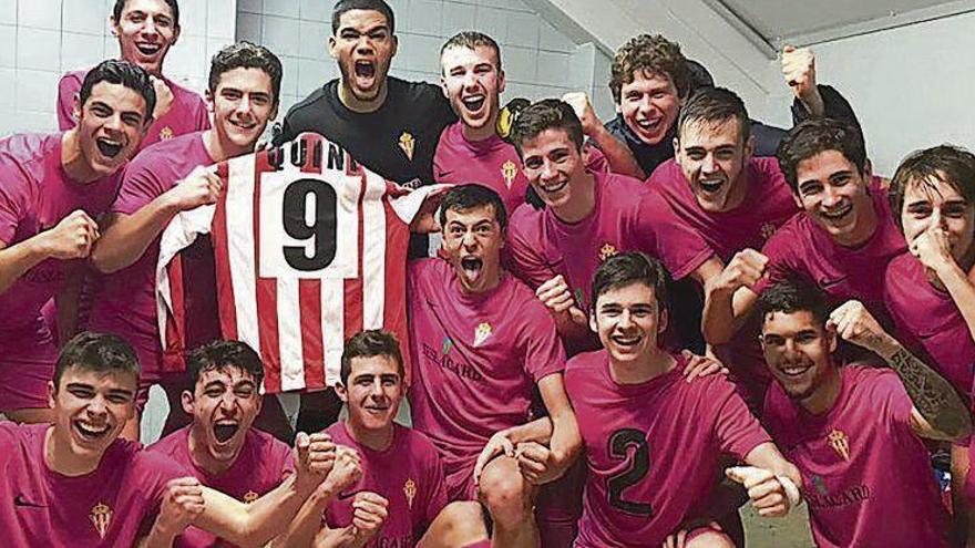 Los jugadores del División de Honor del Sporting celebran la victoria con una camiseta de Quini.