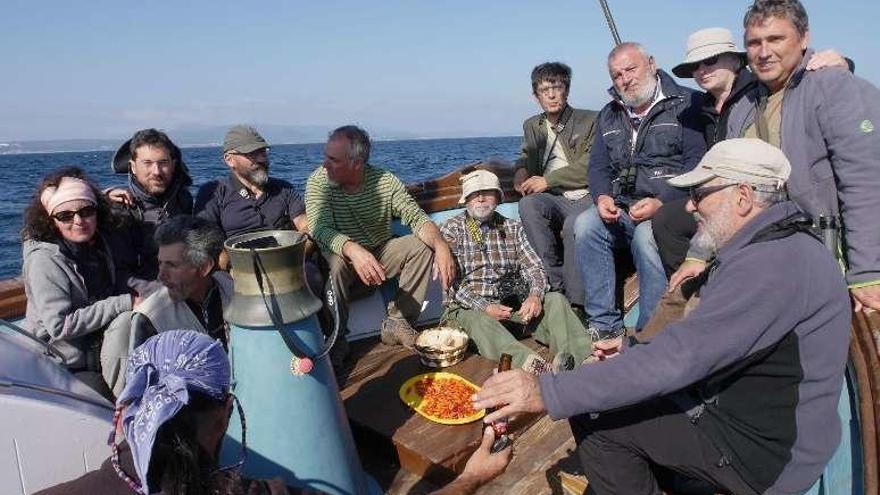 Ornitólogos de Finlandia, en una comida a bordo del &quot;Chasula&quot;.