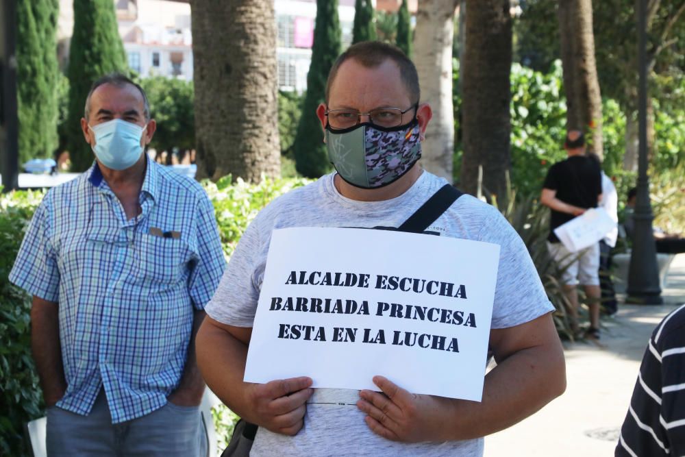 Protesta de los vecinos de La Princesa frente al Ayuntamiento de Málaga