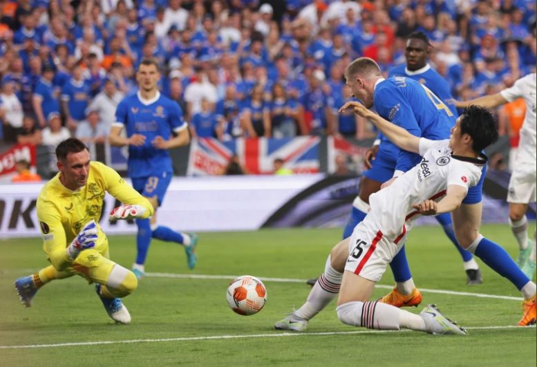 Jugada de la final de la Europa League entre el Eintracht y el Rangers en Sevilla.