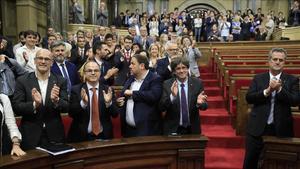 Los diputados de Junts pel Sí y la CUP, además del Govern, aplauden tras la aprobación de la ley de transitoriedad.