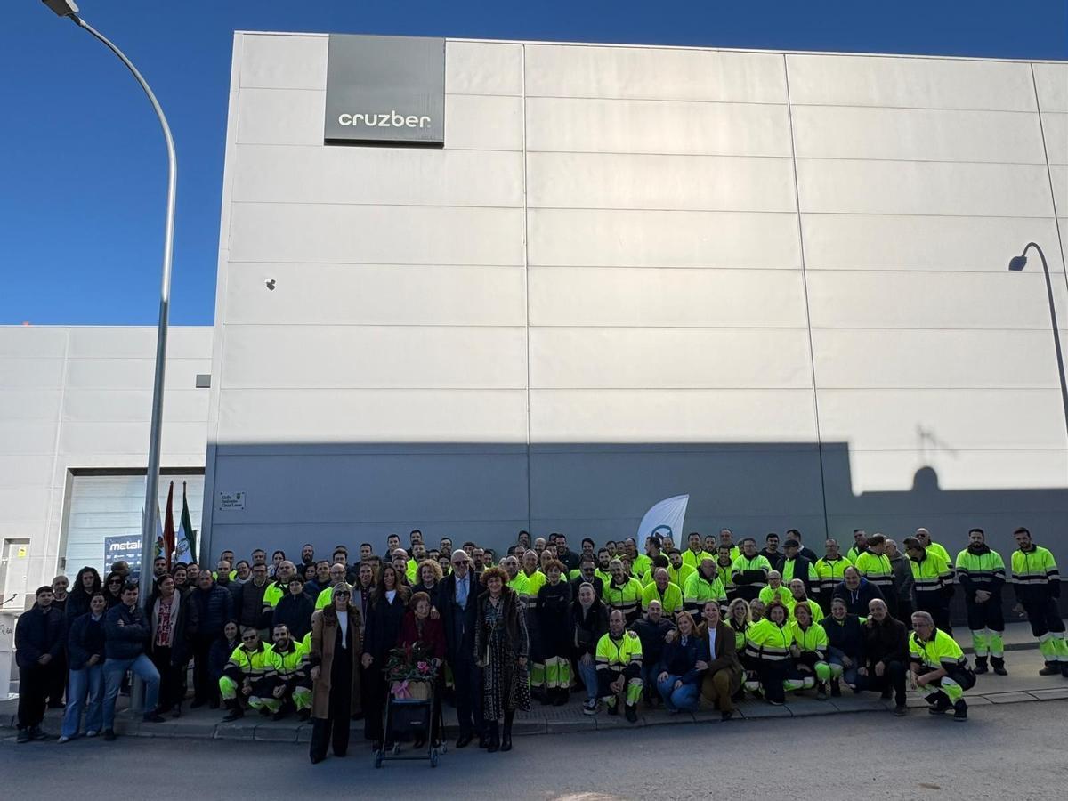 Foto de familia tras la inauguración de la calle Antonio Cruz Luna.