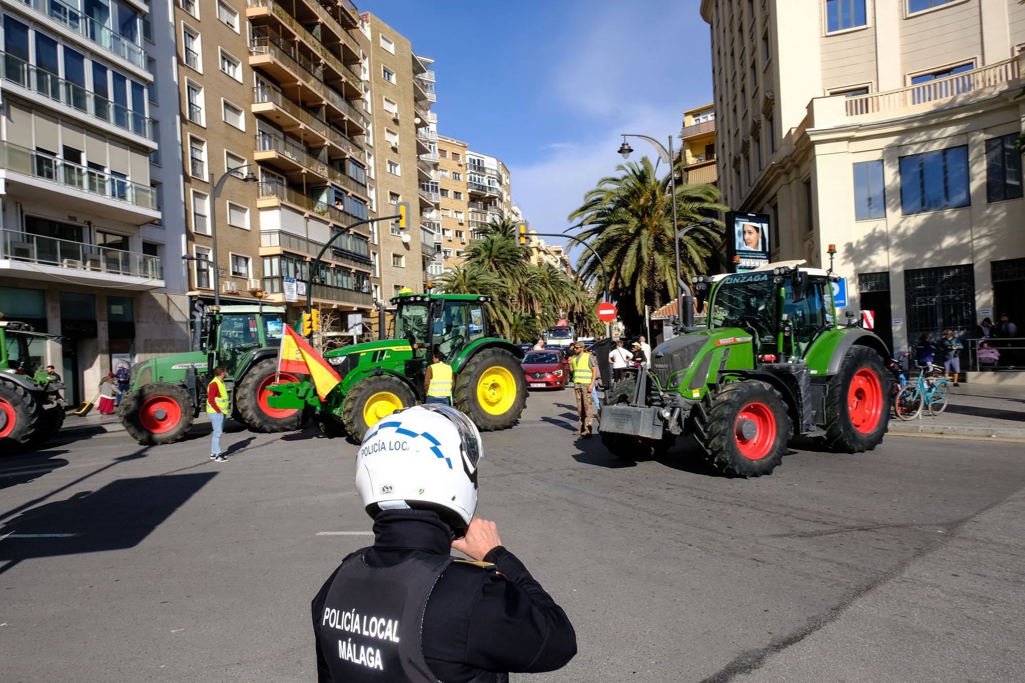 Los agricultores malagueños cortan las carreteras en protesta por la crisis del sector