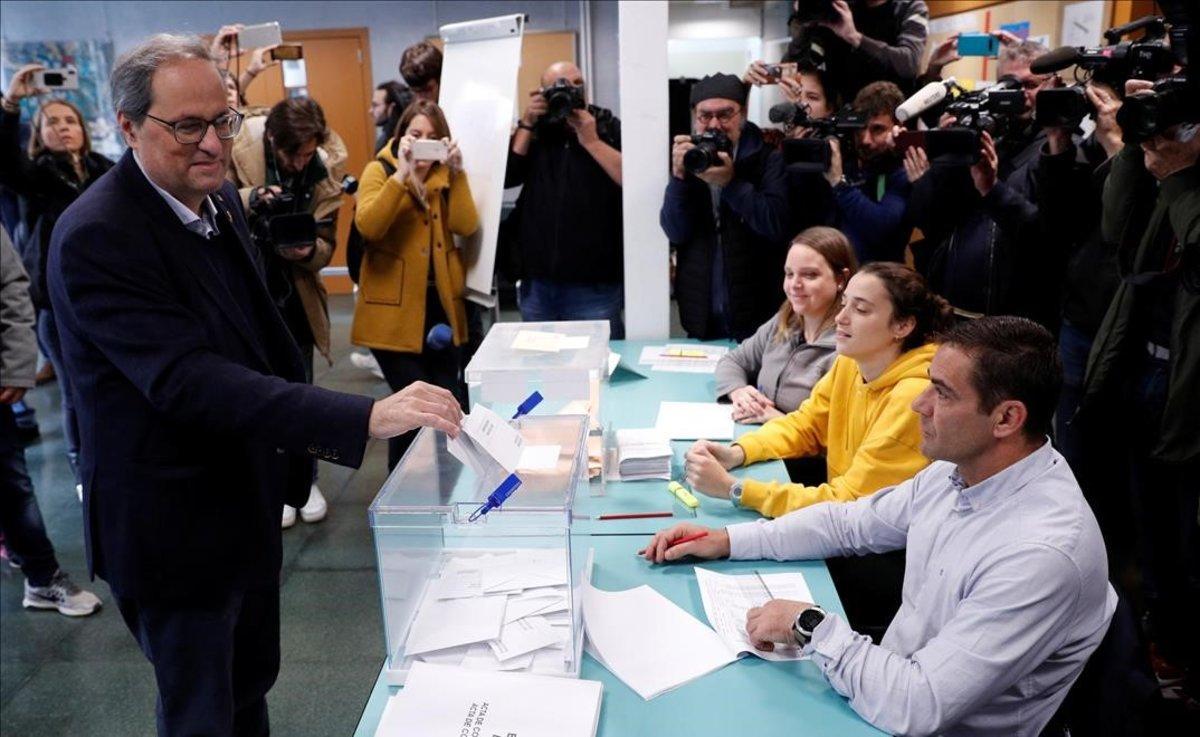 Quim Torra deposita su voto en Barcelona. Ha coincidido que su hija Helena ejercía de presidenta de la mesa electoral.