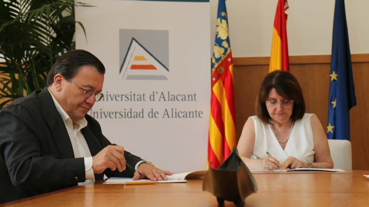 Amparo Navarro y Antonio Arias, durante la firma del convenio.