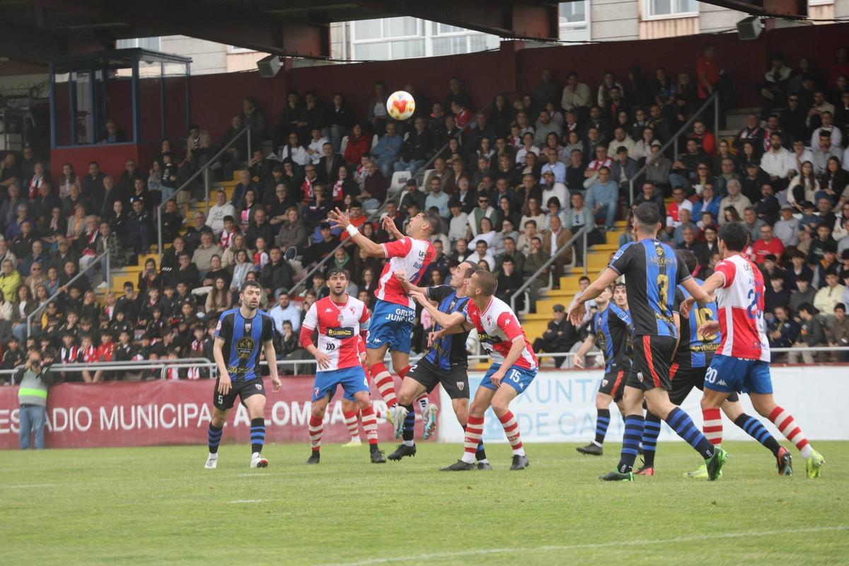 El partido fue de lo más intenso que se recuerda en A Lomba.