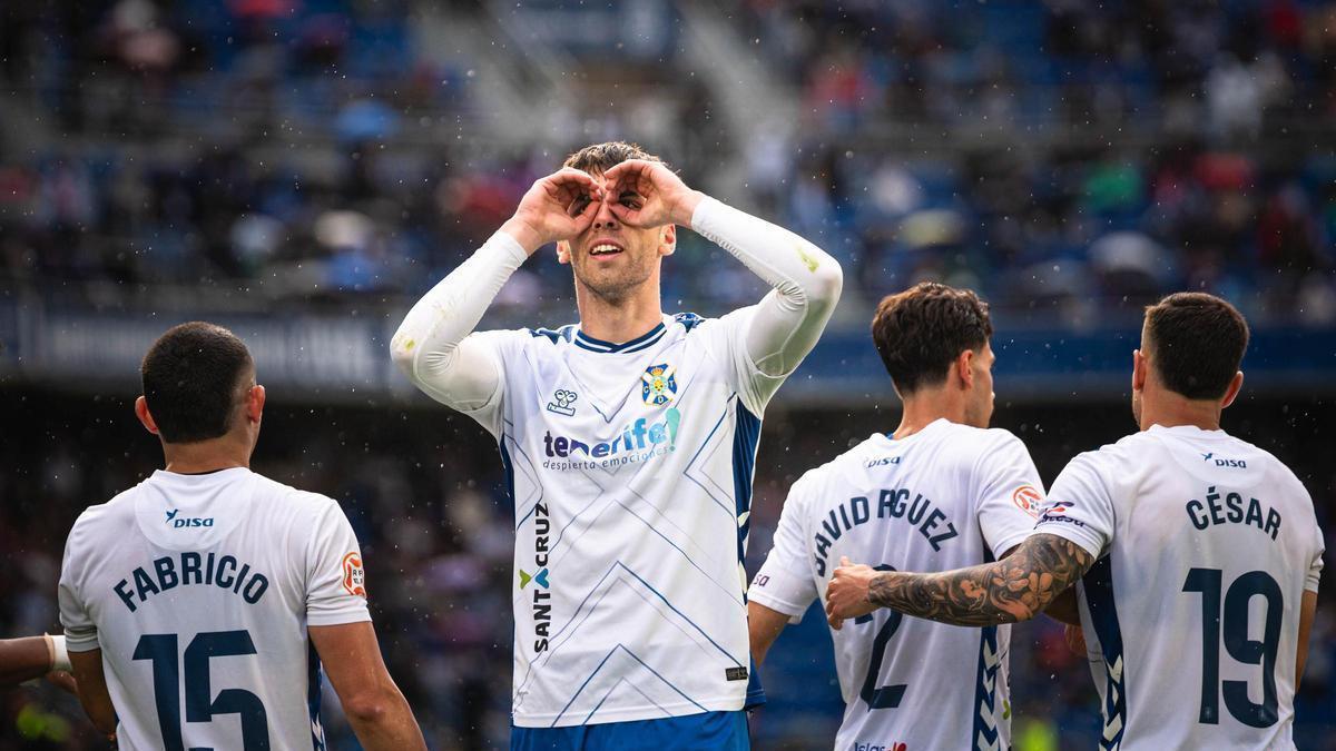 Gastón Valles, celebrando un gol del Tenerife.