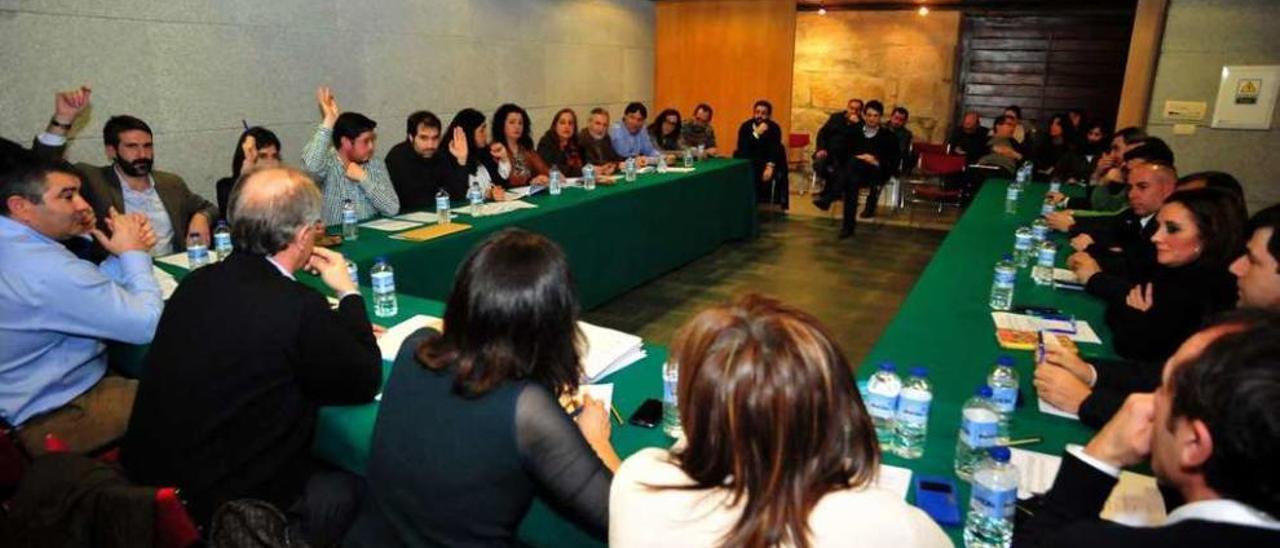 Alcaldes de la comarca de O Salnés durante una reunión en la Mancomunidade. // Iñaki Abella