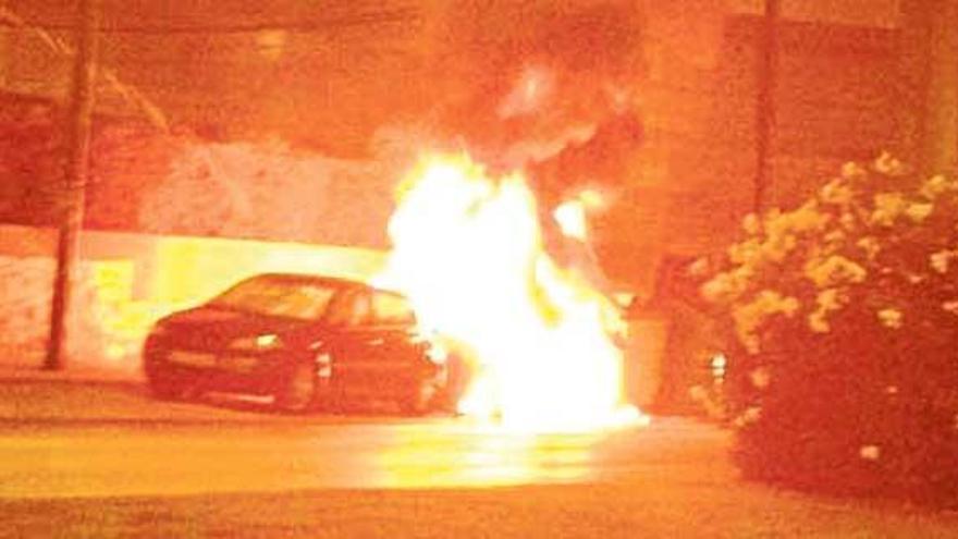 Arde un coche en General Riera