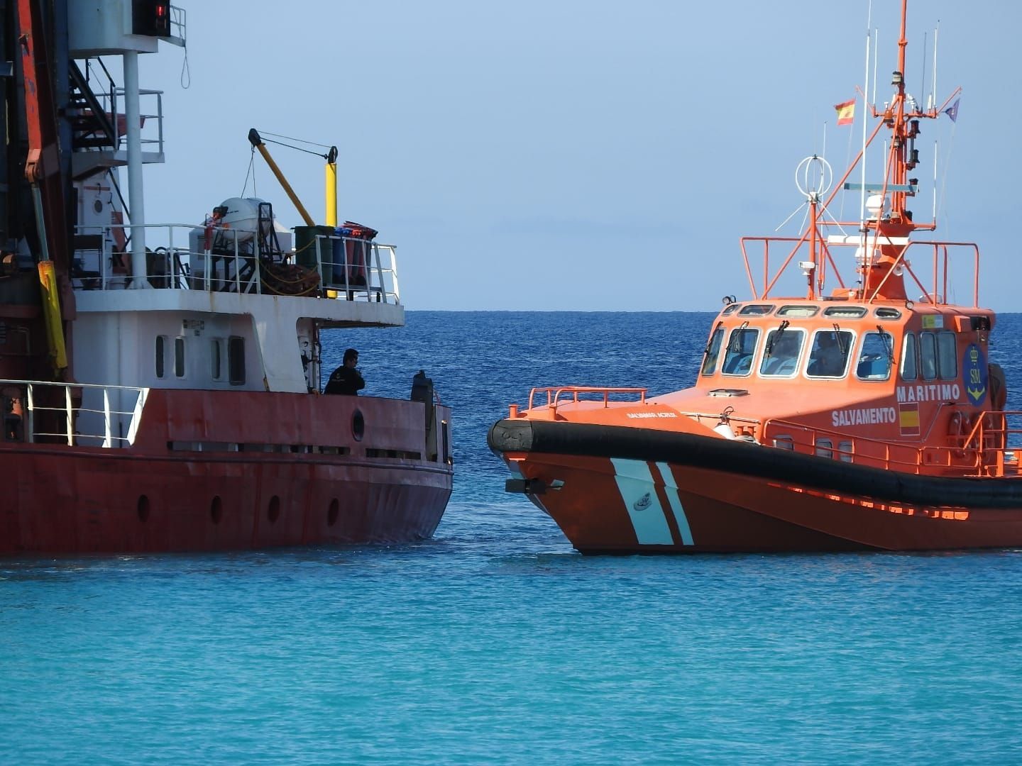 Un buque mercante encalla en una playa de Formentera