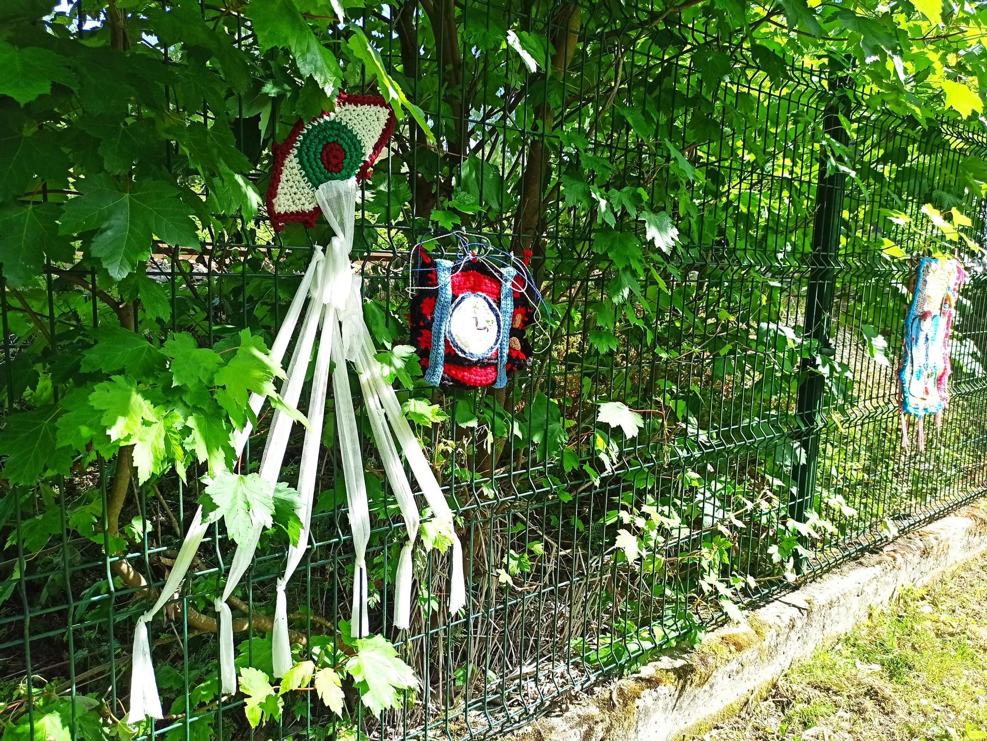 El arte urbano se teje en la Pola, el artista "6p" llena la Senda del Nora de ganchillo: "Si alguien se siente solo, que se sienta más acompañado"