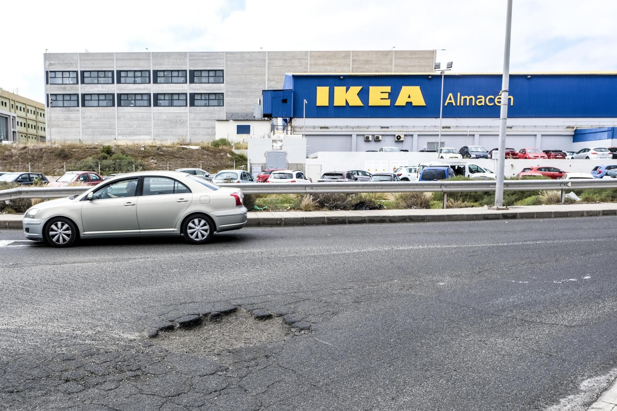 Socavones en el acceso a la GC-1 desde el polígono industrial de Salinetas