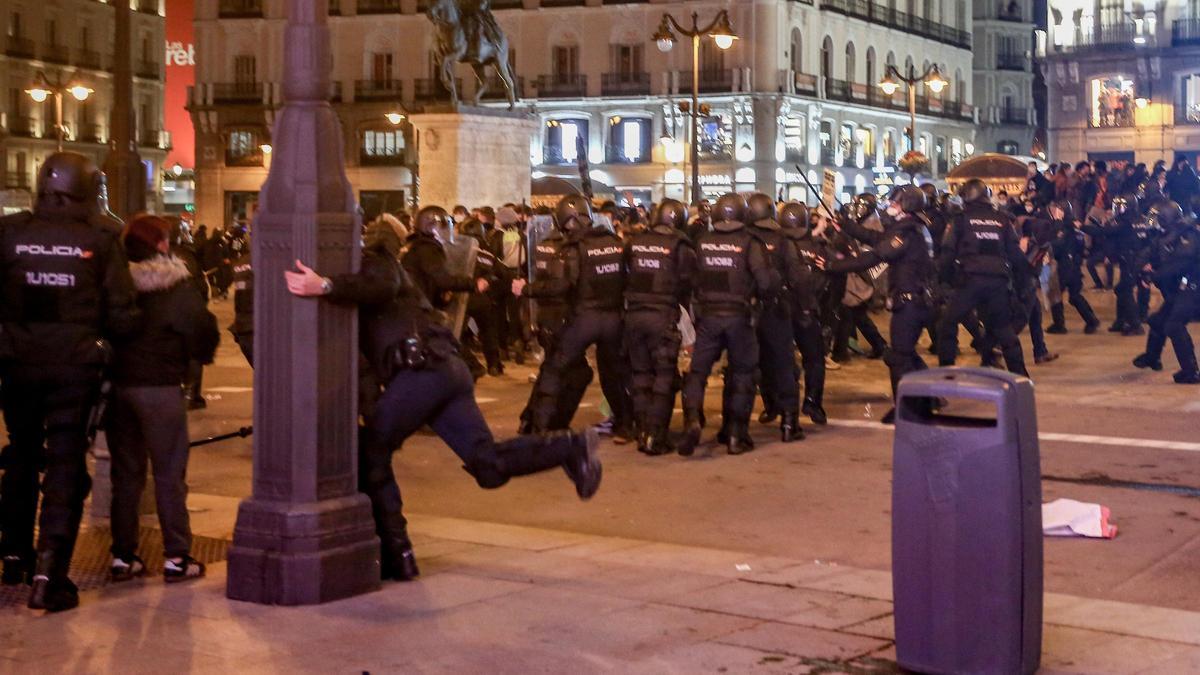 La Policía Nacional trata de controlar los disturbios en una protesta en favor de Hasél en Madrid.
