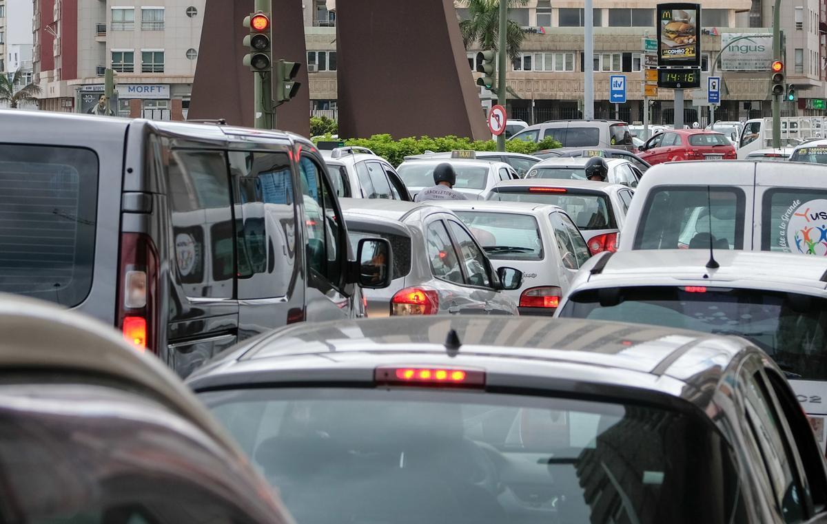 Congestión de vehículos en la calle León y Castillo junto a Torre Las Palmas.
