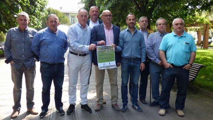 Por la izquierda, Alberto Prado, Marino Baizán, el edil de Foro Eduardo Martínez Llosa, Miguel Rico, José Ramón Cuetos, &quot;Lobo&quot;; Ángel García, Luis Iturraspe, Ismael Nava y Luis María Paniego, ayer, en la Pola con el cartel de las jornadas de actualización de entrenadores.